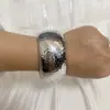Decoraciones Transfronterizas Europeas y Americanas Pulsera Martillada Irregular de Ala Ancha de Viento Frío Pulsera de Resorte Ovalada de Aleación Pulsera