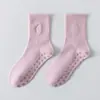 Calcetines de Yoga para Mujer, Calcetines Deportivos Antideslizantes para Pilates con Letras Bordadas, Calcetines Largos para Fitness Indoor y Aeróbicos