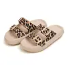 Chinelos Grossos de Fábrica Atacado Mulheres Fundo Macio Casa Cruzamento Comércio Exterior Sandálias Mulheres Estampa de Leopardo Novo Verão em estoque