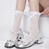 Meias Finas de Malha Creme para Primavera e Verão com Laços Laterais em Fita para Meninas Estilo Ins Meias de Cano Médio com Recorte de Coração
