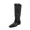 Botas femininas de cano alto, que vão acima do joelho, feitas de couro de flor integral, com bico quadrado removível, salto baixo e design de cano reto.