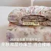 Lindo Estampado de Gatito Clase A Gasa de Doble Capa Tipo Nube Conjunto de Tres Piezas Estilo Infantil y Estudiantil con Sábana Bajera Completamente Envuelta y Completamente Fija