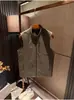 Chaleco casual de negocios para hombre con cuello alto, cierre de cremallera y tela elástica. 13674