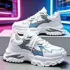 Zapatos para Hombre 2026 Nuevos de Primavera y Otoño Versátiles Deportivos Casuales Blancos de Moda para Adolescentes, Suela Gruesa que Aumenta la Altura Ropa de Trabajo Zapatos de Papá