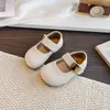 Sapatos Pequenos de Couro com Trança Vazada Estilo Coreano para Meninas 2026 Primavera Verão Novos Sola Macia Respirável Sapatos de Princesa Sapatos Individuais Versáteis para Crianças