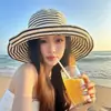 Sombrero de pescador versátil estilo coreano a rayas blancas y negras para mujer, nuevo modelo 2026, ala ancha hace que la cara se vea más pequeña, protección solar y resistencia UV