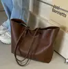 La popular bolsa tote de gran capacidad para mujer de este año es la nueva bolsa casual simple para el hombro 2026, moderna y versátil para ir al trabajo.