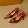 Sapatos de salto alto finos, novo modelo popular estilo francês para primavera e outono, couro envernizado com strass, fivela quadrada de metal, bico fino, sapatos de mola rasos