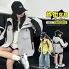 Chaqueta con Capucha de Bloques de Color de Moda para Niñas Primavera y Otoño 2026 Nueva Cortavientos Infantil de Otoño con Cremallera y Parches de Color Contrastante