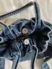 Bolsa de mezclilla estilo japonés para mujer, nuevo modelo 2026, bolsa de cubo artística con cordón, bolso de hombro y cruzado simple y versátil