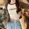 Nueva colección de primavera y otoño: top corto moderno de colores contrastantes, cuello redondo, camiseta de punto acanalado versátil y camiseta de manga larga bordada para mujer