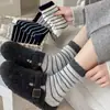 Calcetines Zhuji Otoño/Invierno Nuevos Calcetines Rayados para Mujer, Calcetines de Media Pantorrilla, Calcetines Cálidos Apilables, Engrosados Estilo Coreano, Modernos y Versátiles