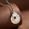 Collar con Hebilla de Paz de Trébol de Cuatro Hojas Plata Pura 999 Lujo Ligero Colgante de Calcedonia Natural de Gama Alta Regalo para Novia Venta al por Mayor