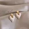 Aretes dulces en forma de corazón estilo francés, pequeños, sencillos, elegantes, versátiles y con un toque de lujo, lo que los convierte en un accesorio moderno y de alta gama.