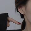 Aretes de tuerca triangulares negros fríos de plata esterlina s999, aretes huecos con espacio lindos y creativos, accesorios simples de estilo japonés y coreano al por mayor