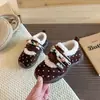 Zapatos Deportivos Cálidos Engrosados de Terciopelo Plus con Lunares Casuales Estilo Academia para Niñas Otoño Invierno Nuevos Zapatos de Algodón con Velcro para Niños Medianos y Grandes