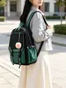 Mochila moderna em duas cores com pingente de pompom fofo, fivela de tira, mochila escolar em estilo feminino, grande capacidade e mochila durável