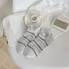 Calcetines de mujer estilo japonés y universitario para primavera y verano, calcetines cortos de moda con etiquetas de tela a rayas, calcetines de longitud media, calcetines transpirables sin costuras