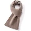 Simples e versátil, este cachecol de malha 100% cashmere puro foi projetado para homens e mulheres.. É um acessório quente, estiloso e fácil de combinar para te manter aquecido no tempo frio.