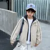 Jaqueta casual infantil falsa de duas peças 2026 novo trench coat estiloso para menino outono infantil blusa com capuz solta moderna