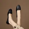 Sapatos Prata Slip-On com Cano Baixo, Estilo Retrô, Couro Macio Plano, Modelo Novo de Verão 2026 Feminino, Simples e Elegante, Adequado para Combinar com Saias