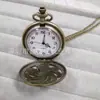 Venta al por mayor del fabricante Tapa abatible hueca retro Reloj de bolsillo Creativo Reloj para hombre y mujer Estudiante Reloj de cuarzo Reloj para colgar para ancianos Esfera grande