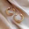 Brincos Personalizados em Forma de C da Moda Europeia e Americana Luxo Acessível Brincos Circulares de Metal Escovado de Alta Qualidade Joias para Orelha Feminina Atacado