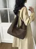 Bolso de hombro retro de remaches de alta gama transfronterizo, nueva colección 2026 para mujer, bolso tote de gran capacidad para el trabajo