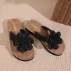 Novas sandálias rasteirinhas redondas de verão para mulheres, sandálias rasteirinhas da moda com detalhes florais e laço branco para uso ao ar livre