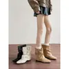 Primer encuentro: Botas retro de punta, que realzan la altura, elegantes, con hebilla de cinturón y tacón grueso, perfectas para un look de vaquero occidental.