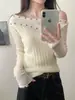 Top de punto blanco de manga larga asimétrico y con hombros descubiertos estilo coreano para mujer, colección de otoño, diseño único y hermoso, perfecto como capa interior para lucir la clavícula, 2510