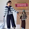 Suéter cárdigan de punto para niña 2026 primavera y otoño nuevo conjunto casual de dos piezas con top a rayas y pantalones holgados