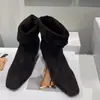 Botines cuadrados de tacón interior negro estilo europeo y americano para mujer, colección otoño 2026, botines cortos de moda con diseño vuelto, versátiles y adelgazantes