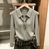 Moda popular de mujer para principios de otoño de este año: un top de punto chic, estilo old money, con bufanda de seda integrada, cuello alto y manga larga