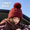 Gorro de punto rojo para mujer 2026 nuevo estilo viaje Sichuan-Tíbet protección cálida para los oídos gorro de punto circunferencia de cabeza grande punto trenzado pompón gorro para el frío