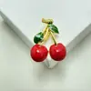 Broche de cereza roja para mujer, estilo coreano, bonito broche de aleación con incrustaciones de diamantes, estilo pin de fruta, accesorios de ropa de alta gama.