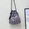 Bolso Cubo Acolchado Original Japonés para Mujer Rombo Geométrico Bolso de Hombro con Cierre de Cordón Bolso Versátil de Mano Cruzado para Mujer