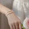 Pulseira de pérolas de água doce tipo arroz de alto brilho em fio elástico, pulseira simples e elegante de alta qualidade, novo acessório de mão popular de 2026