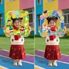 Montaje de Escena para Evento de Ceremonia de Apertura del Nuevo Año Escolar: Niños de Preescolar Sosteniendo Marcos de Fotos, Accesorios para Fotos y Decoraciones