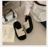 Mocassins com Solado Grosso para Aumentar a Altura para Mulheres, Novo Estilo Tendência Verão 2026, Perfeitos para Combinar com Vestidos, Sandálias de Dedo para Férias na Praia