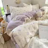 Nuevo juego de ropa de cama de gasa de doble capa con sensación de nube, disponible en un juego de cuatro piezas para dormitorio y un juego de tres piezas para cama individual, que incluye una funda de edredón, una sábana plana y una sábana bajera.