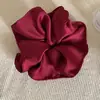 Scrunchie de Cetim Texturizado Estilo Francês com Pequena Placa Dourada, Acessório de Cabelo de Luxo para Penteados de Coque, Modelo Novo