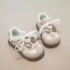 Sapatos para meninas 2026 primavera e verão novo estilo sapatos de malha respirável infantis para bebês meninas sapatos de malha simples sapatos de treino alemães para meninas pequenas