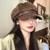 Boina Vintage de Ante en Color Marrón Maillard para Mujer, Gorra de Periodista Pequeña de Alta Calidad para Otoño e Invierno que Favorece el Rostro, con Correa