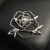 Temperamento Súper Simple Sentido de la Línea Hueco Plano Broche de Rosa Estilo Chanel Temperamento Flor Chapada en Oro Pin para Mujer