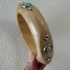 Ornaments Yong Ge Estilo Étnico Europeu e Americano Pulseira Larga de Madeira com Inlay de Turquesa Pulseira Irregular de Madeira Natural Rebitada para Mulheres