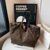 Nova Bolsa Tote Estampada de Leopardo Tendência para Mulheres, Estilo Coreano e Japonês, Bolsa de Mão Grande de Lona, Bolsa de Ombro Versátil para Usar sob o Braço, Atacado