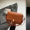 Bolsa de Design de Nicho Nova Transfronteiriça para Mulheres Francesa Levemente Luxuosa Retrô Bolsa de Axila Alça de Ombro Torcida Transversal Pequena Quadrada