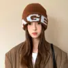 Gorro de Punto de Felpa Jacquard de Lana con Letras para Mujer 2025 Nuevo Invierno Circunferencia de Cabeza Grande Protección Cálida para los Oídos Gorro de Lana