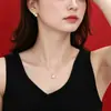 Set de Pendientes de Mariposa de Perla de Lujo y Cadena para Clavícula, Moda de Lujo Ligero con un Toque de Alta Gama, Venta al por Mayor para Mujeres